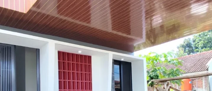 Fasad Atga House yang sudah jadi dengan roster merah